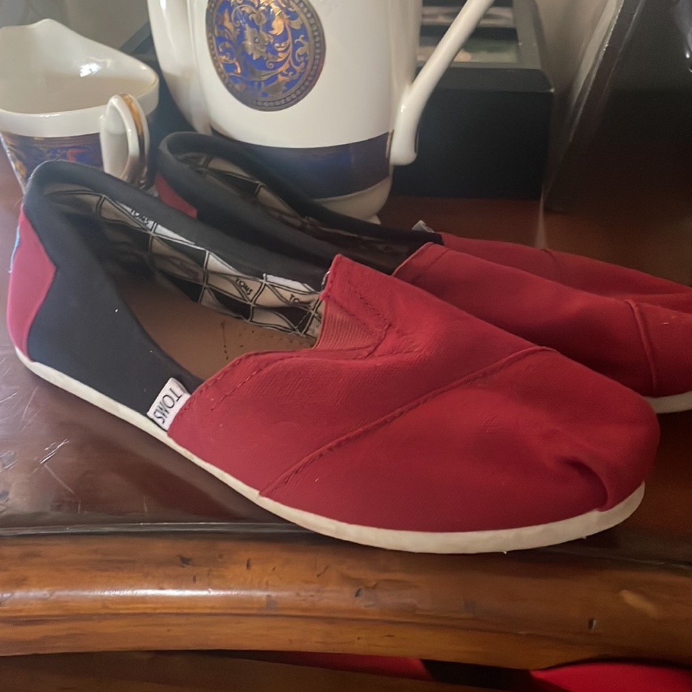 Toms 8.5W Res and Black Shoes